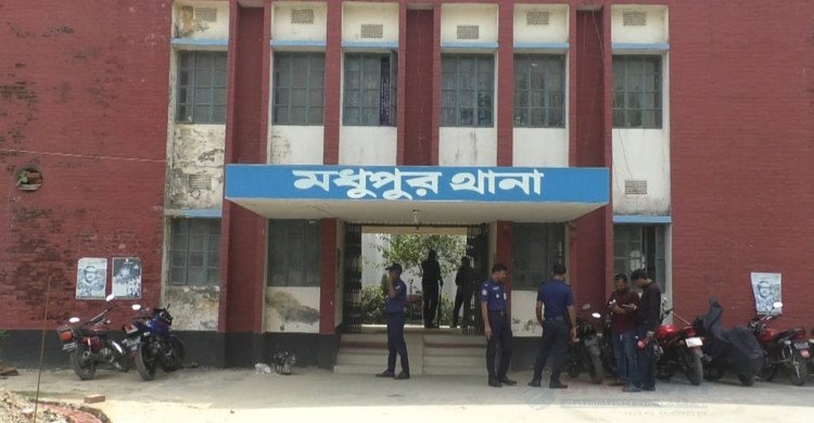 টাঙ্গাইলে ত্রিমুখী গাড়ির সংঘর্ষে ঝরল ৪ জনের প্রাণ